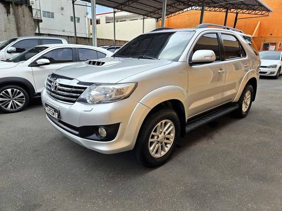 TOYOTA HILUX SW4 3.0 SRV 4X4 7 LUGARES 16V TURBO INTERCOOLER DIESEL 4P AUTOMÁTICO